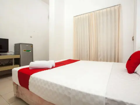 RedDoorz near Taman Bungkul - Photo 4