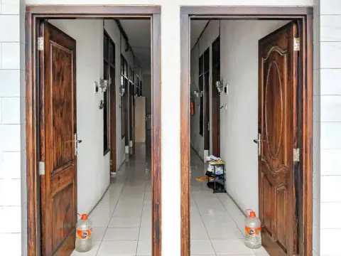 RedDoorz near Taman Flora - Photo 4