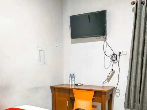 RedDoorz near Taman Flora - Photo 2