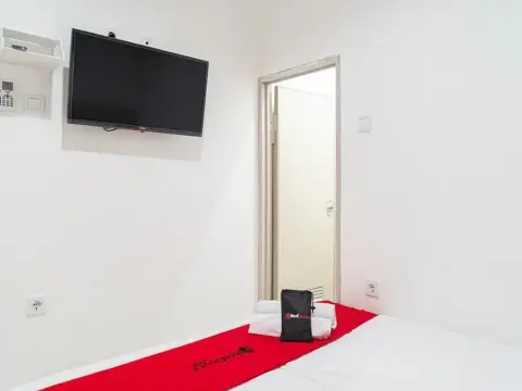 RedDoorz near Tarumanagara University - Photo 3