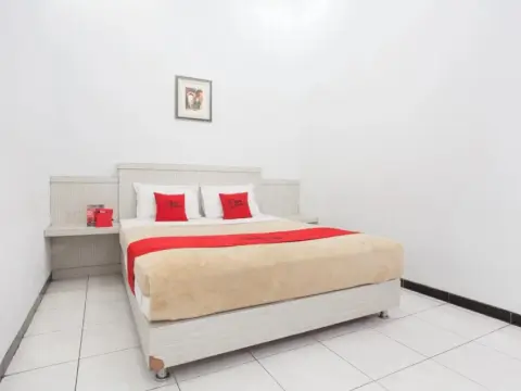 RedDoorz near Terminal Arjosari - Photo 1