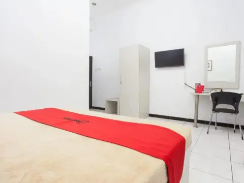 RedDoorz near Terminal Arjosari - Photo 2