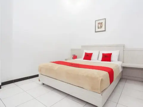 RedDoorz near Terminal Arjosari - Photo 3