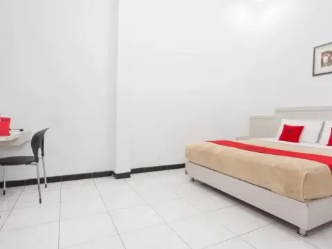 RedDoorz near Terminal Arjosari - Photo 4