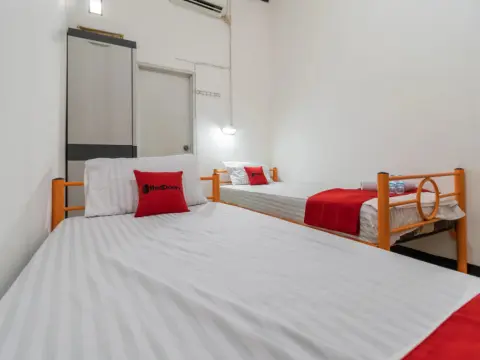 RedDoorz near Terminal Bubulak Bogor - Photo 3