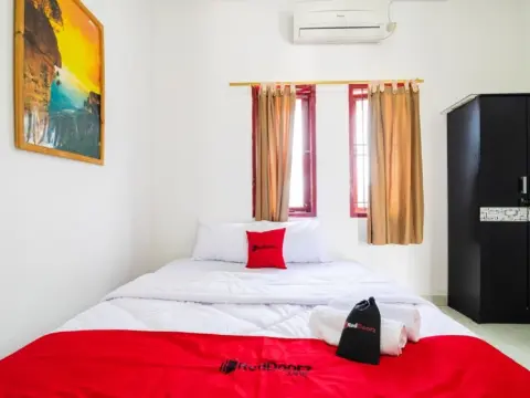 RedDoorz near Universitas Pamulang - Photo 1