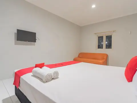 RedDoorz Plus @ Bukit Cinta Street - Photo 1