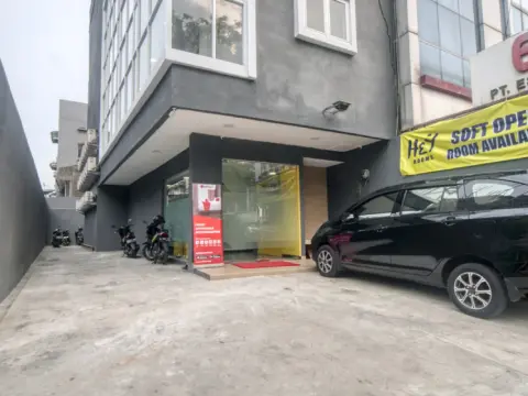 RedDoorz Plus @ Cideng Timur - Photo 1
