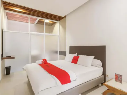 RedDoorz Plus @ Demangan Gejayan - Photo 4