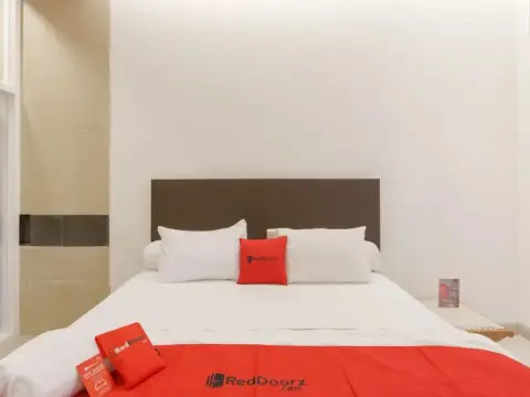 RedDoorz Plus @ Demangan Gejayan - Photo 1