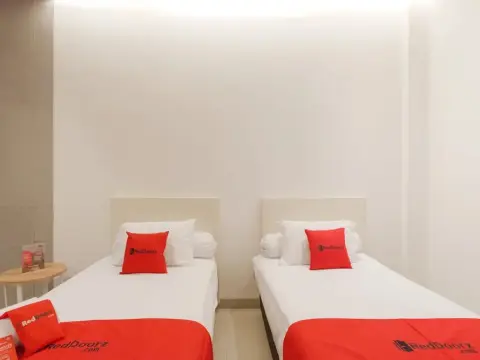 RedDoorz Plus @ Demangan Gejayan - Photo 2