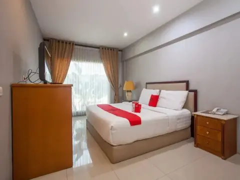 RedDoorz Plus @ HR Muhammad - Photo 3