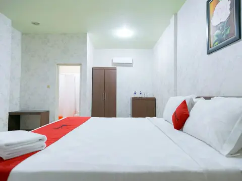 RedDoorz Plus @ Jalan FL Lumban Tobing Sibolga - Photo 4