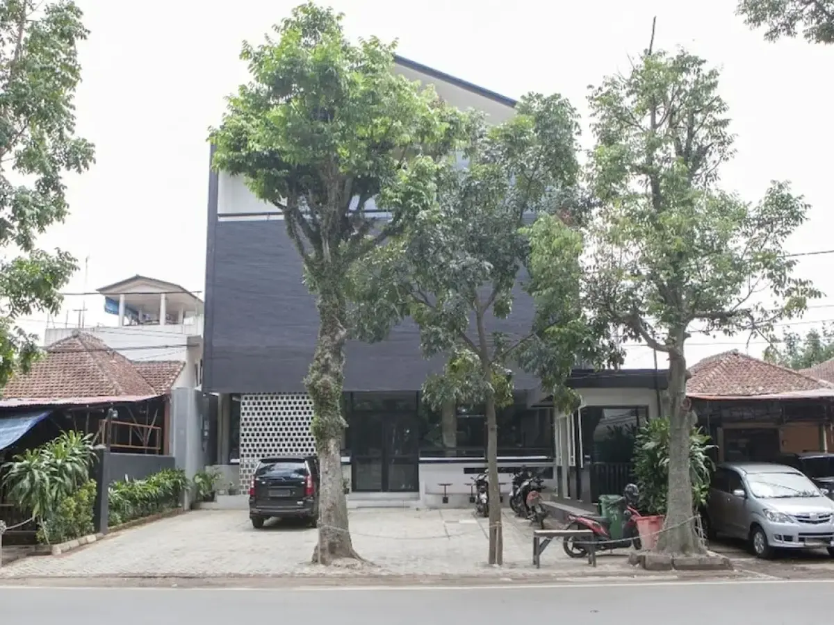 RedDoorz Plus near Asia Afrika 2