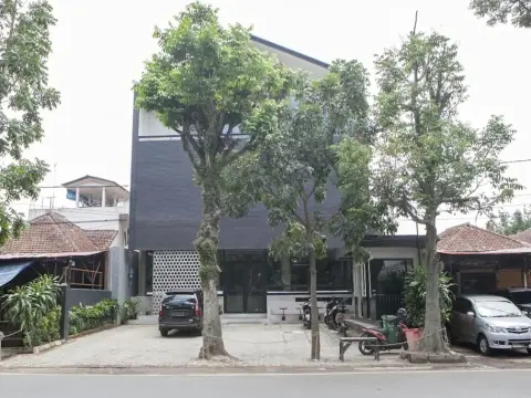 RedDoorz Plus near Asia Afrika 2 - Photo 1