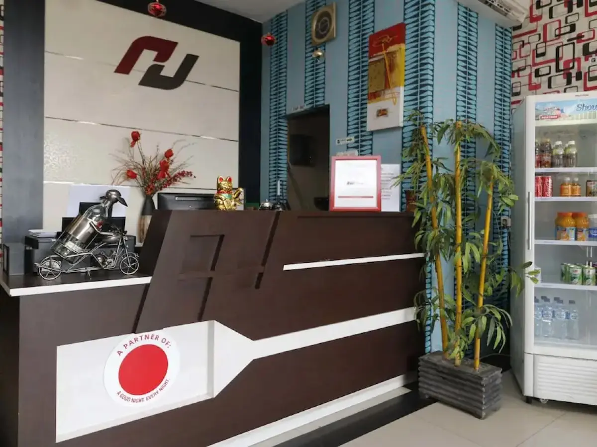 RedDoorz Plus near Fort Rotterdam