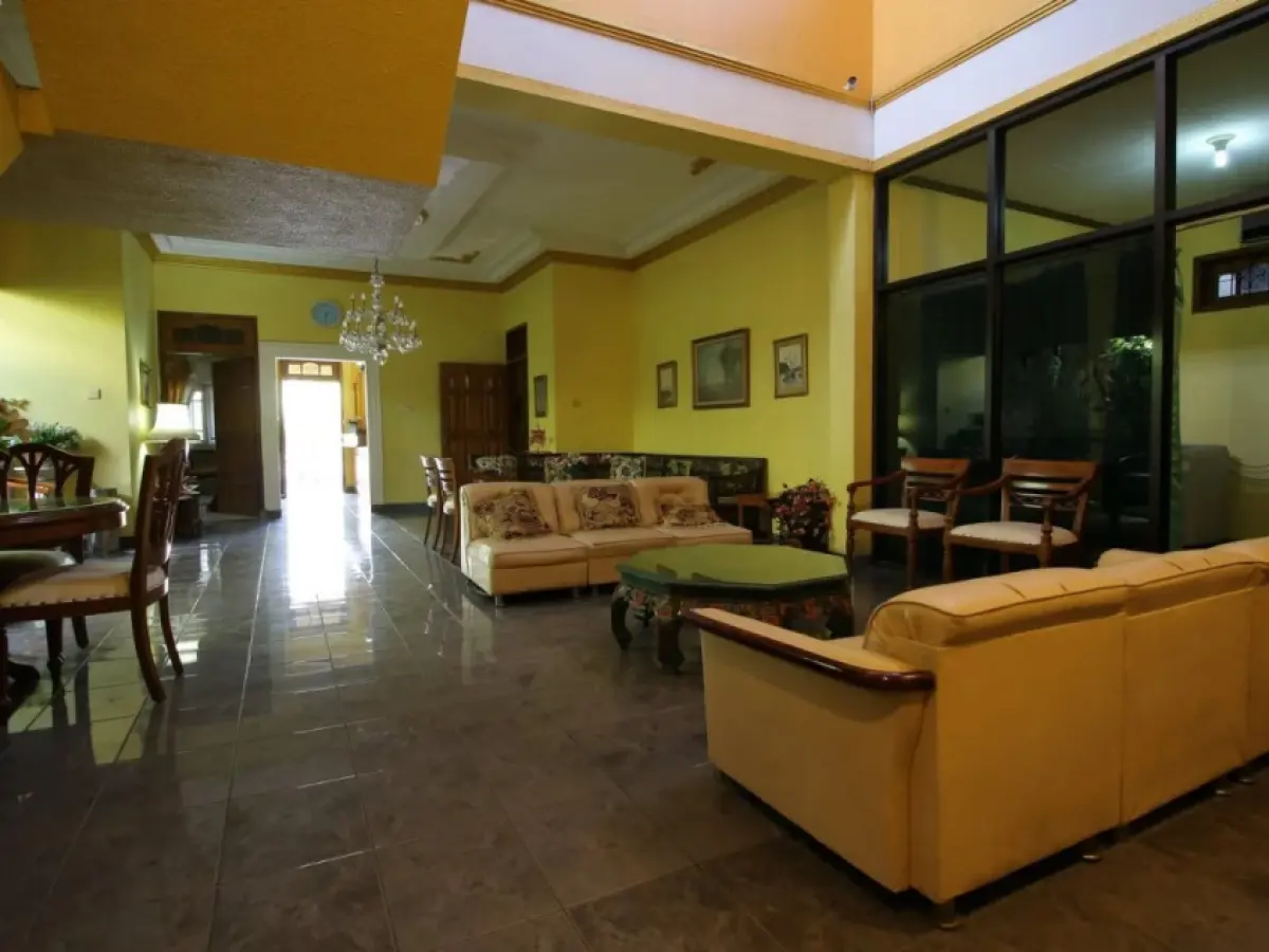 RedDoorz Plus near Galeria Mall