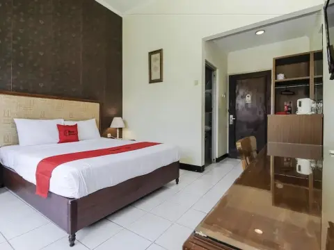 RedDoorz Plus near Grage City Mall - Photo 4