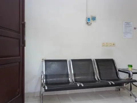 RedDoorz Plus near Lippo Cikarang Mall - Photo 3