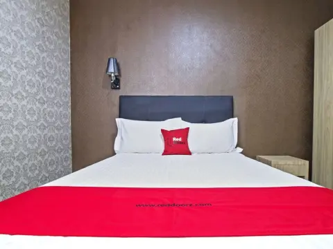 RedDoorz Plus near Lippo Cikarang Mall - Photo 4