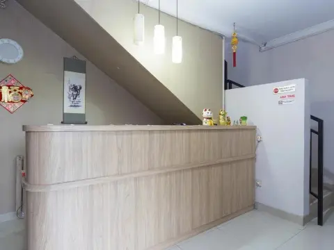 RedDoorz Plus near Lippo Cikarang Mall - Photo 2