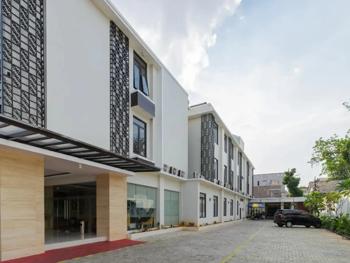 RedDoorz Plus near Lippo Mall Kemang 2