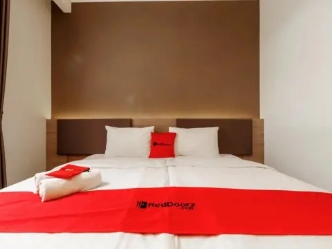 RedDoorz Plus near Lippo Mall Kemang 2 - Photo 2