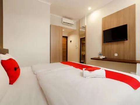 RedDoorz Plus near Lippo Mall Kemang 2 - Photo 3