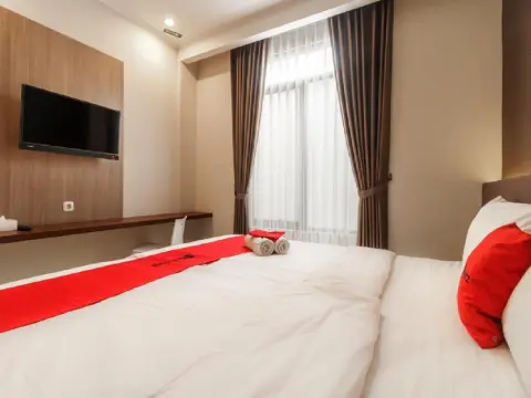 RedDoorz Plus near Lippo Mall Kemang 2 - Photo 4