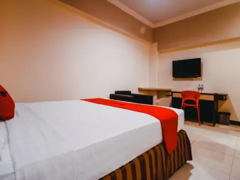 Reddoorz Plus near Makassar Town Square - Photo 1