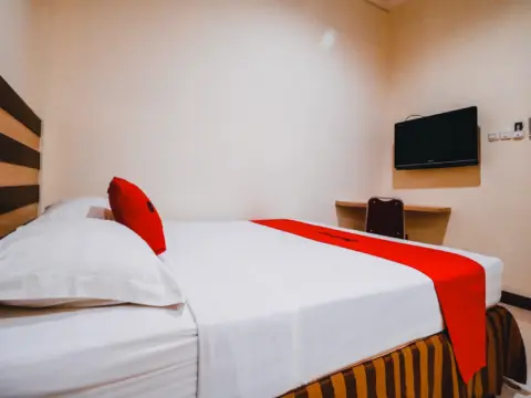 Reddoorz Plus near Makassar Town Square - Photo 4