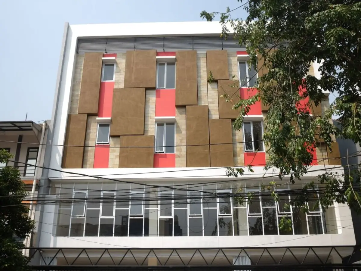 RedDoorz Plus near Mall Ciputra Jakarta