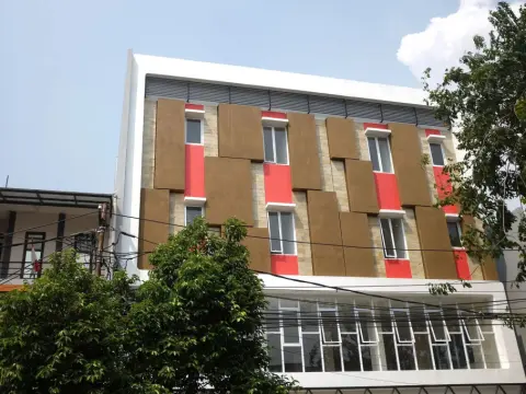 RedDoorz Plus near Mall Ciputra Jakarta - Photo 4