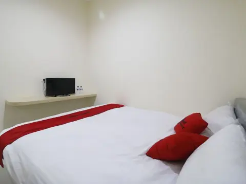 RedDoorz Plus near Mall Ciputra Jakarta - Photo 2