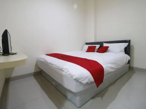 RedDoorz Plus near Mall Ciputra Jakarta - Photo 3