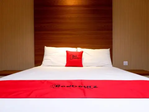 RedDoorz Plus near Mall Ciputra Semarang - Photo 4