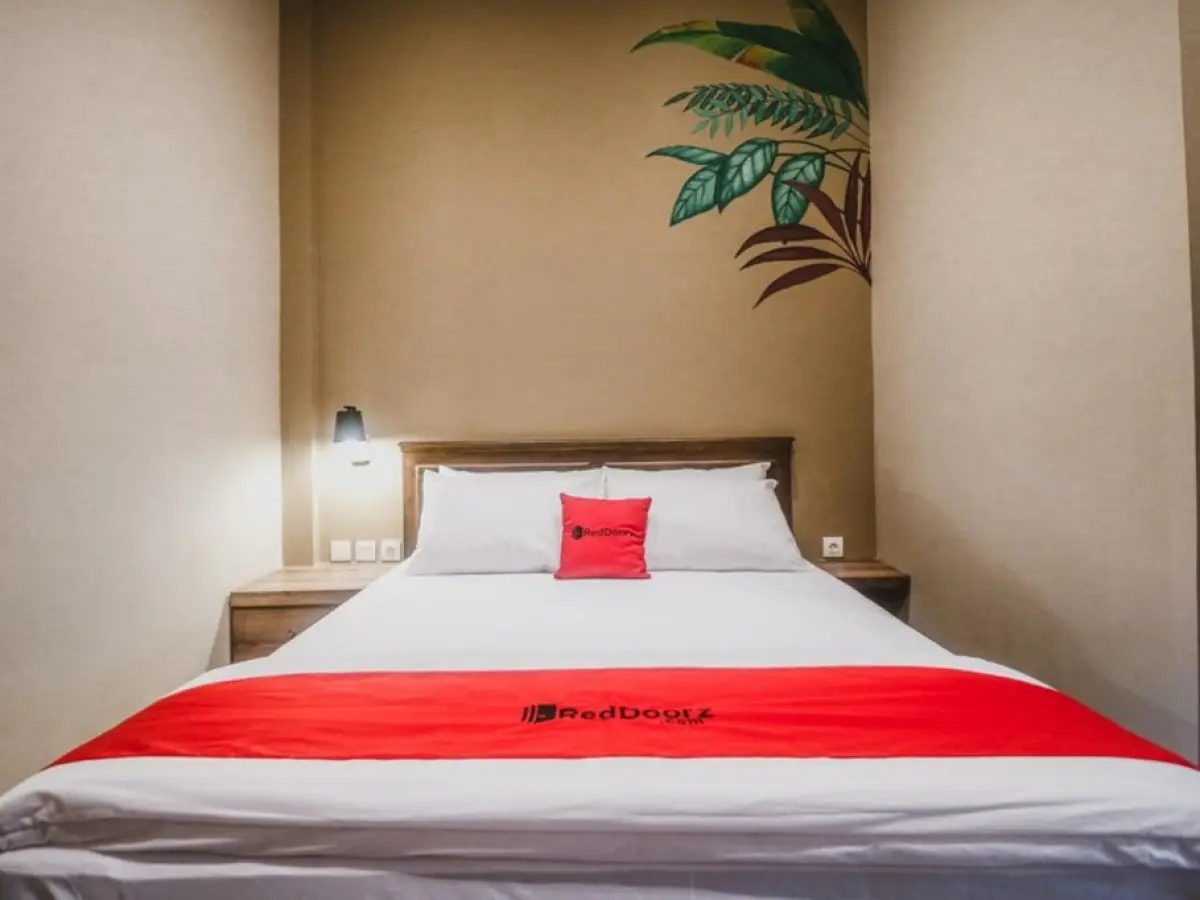 RedDoorz Plus near Mall Slipi Jaya