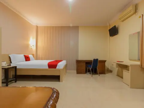 RedDoorz Plus near Pantai Malalayang Manado - Photo 2