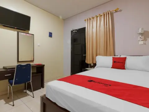 RedDoorz Plus near Pantai Malalayang Manado - Photo 3