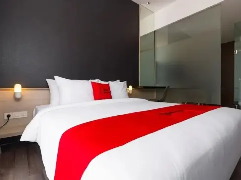 RedDoorz Plus near Perbanas - Foto 4