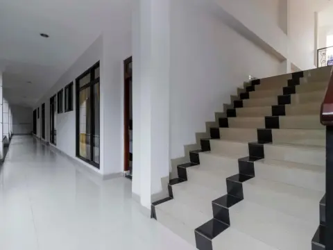RedDoorz Plus near Ragunan Zoo - Photo 1