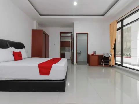 RedDoorz Plus near Ragunan Zoo - Photo 4