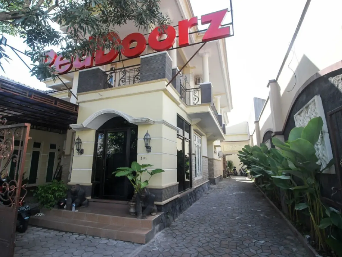 RedDoorz Plus near Rumah Sakit JIH
