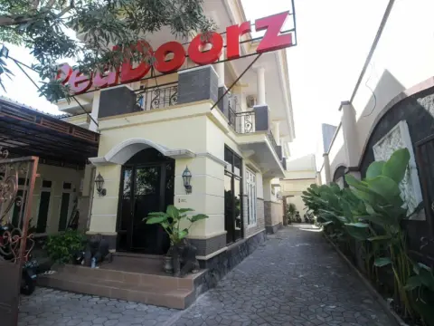 RedDoorz Plus near Rumah Sakit JIH - Photo 1