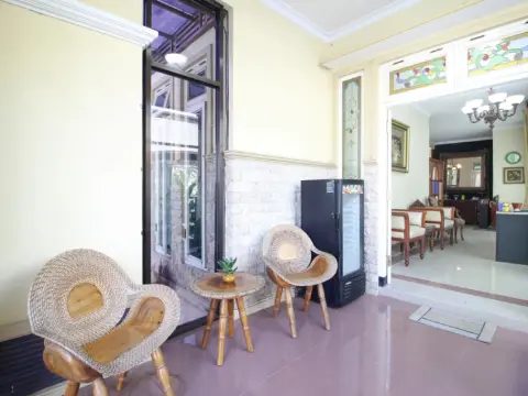 RedDoorz Plus near Rumah Sakit JIH - Photo 2