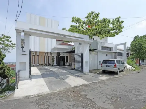 RedDoorz Plus near Sam Poo Kong - Photo 1