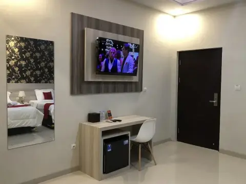 RedDoorz Plus near Solo Paragon Mall - Photo 3
