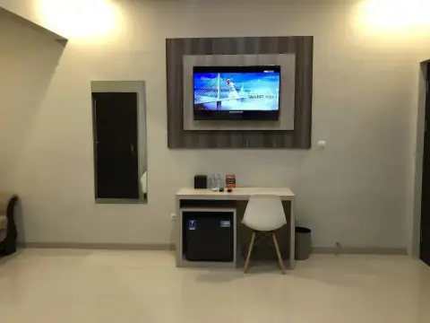 RedDoorz Plus near Solo Paragon Mall - Photo 4