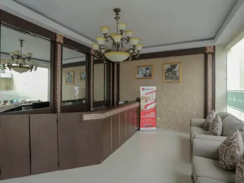 RedDoorz Plus near Solo Paragon Mall - Photo 2