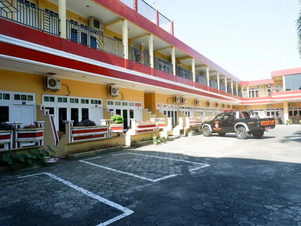 RedDoorz Plus near Stadion Wijaya Kusuma